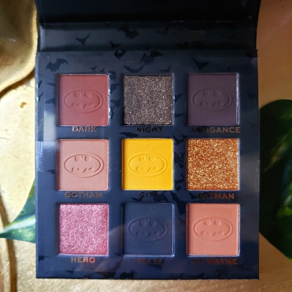 Makeup Revolution - Batman Eyeshadow Palette - Picture 2 of 5